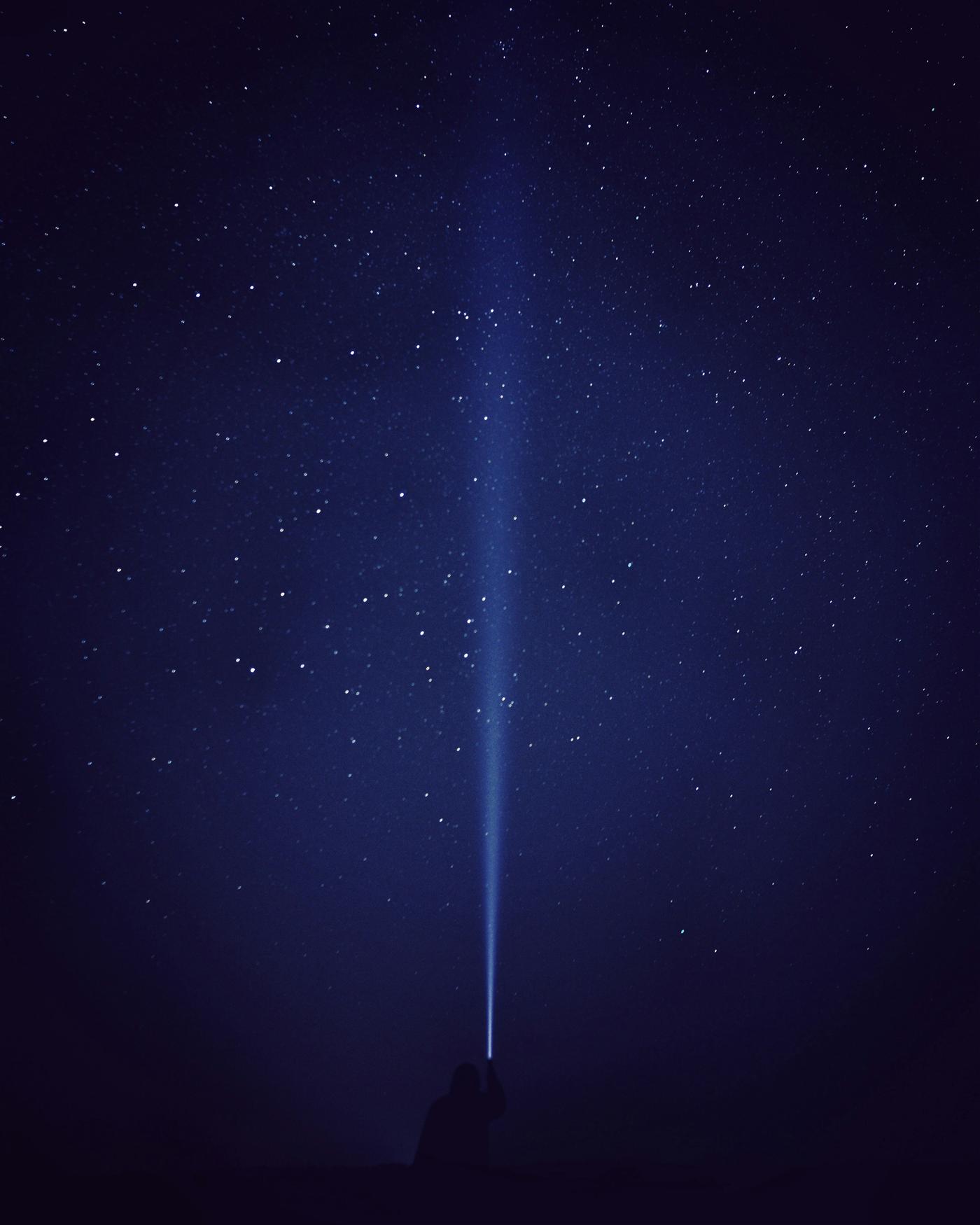 Cielo nocturno estrellado sobre la montaña