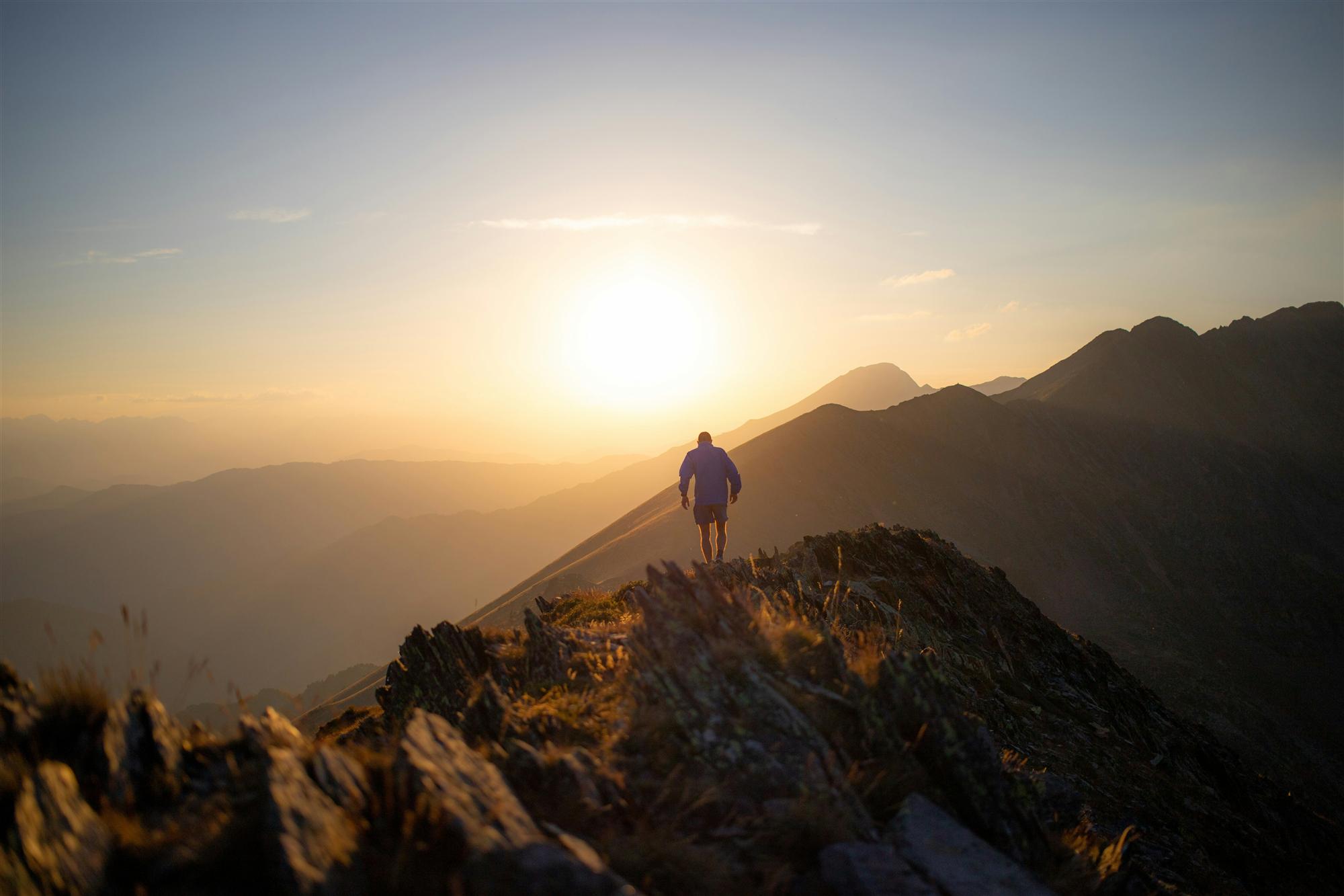 Amanecer sobre la montaña