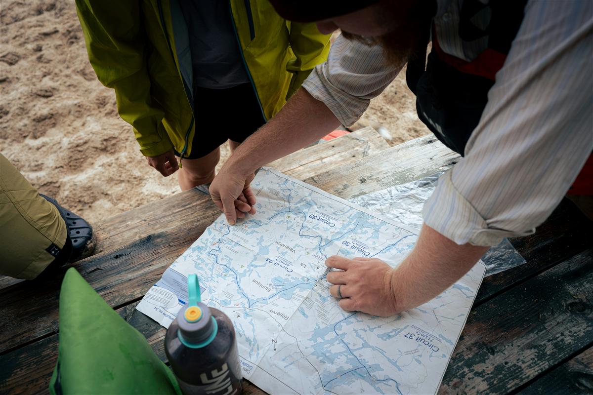 Navegación y orientación con mapa y brújula