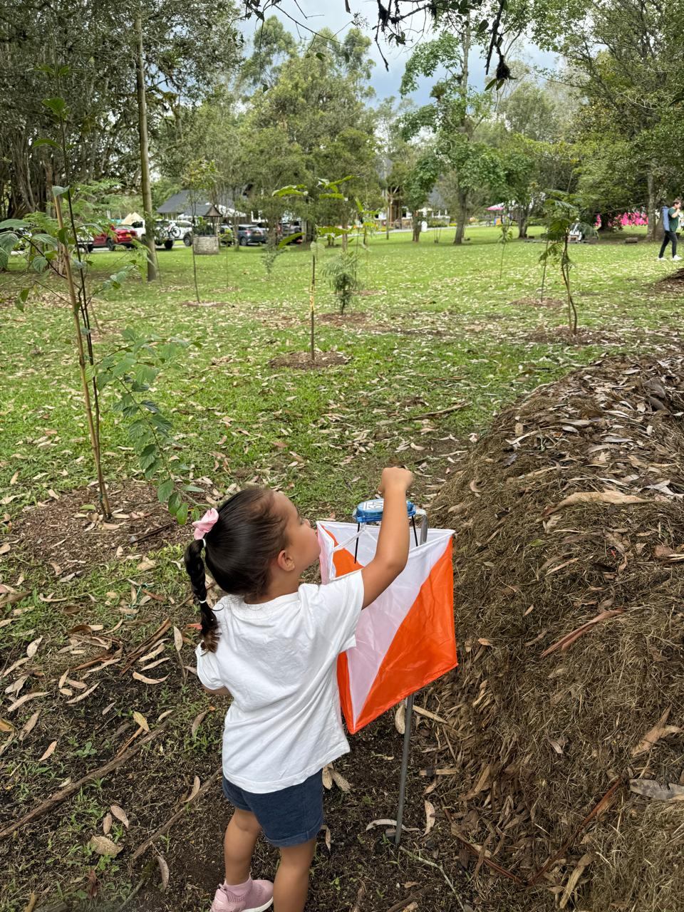 Niña marcando una baliza de orientación