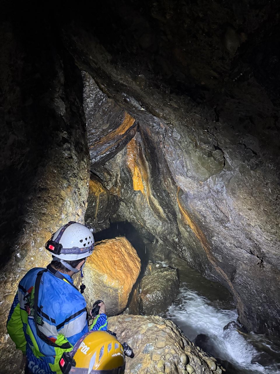 Explorando una caverna con casco y equipo