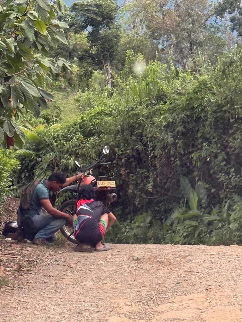 Habitantes del territorio en un camino rural