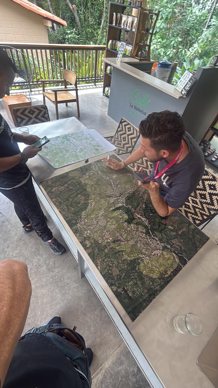 Estudio de cartografía sobre una mesa