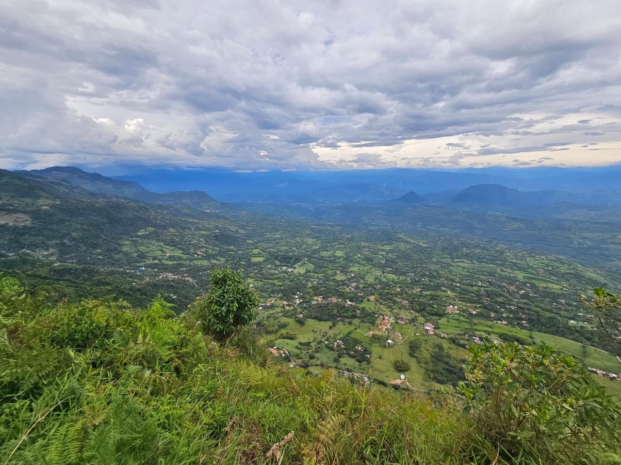 Panorámica de montañas y nubes