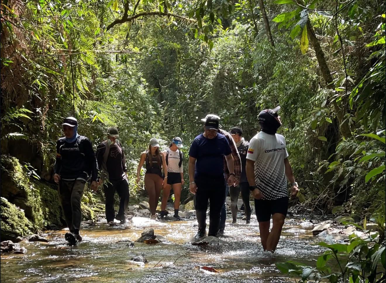 Grupo recorriendo un río en el suroeste antioqueño