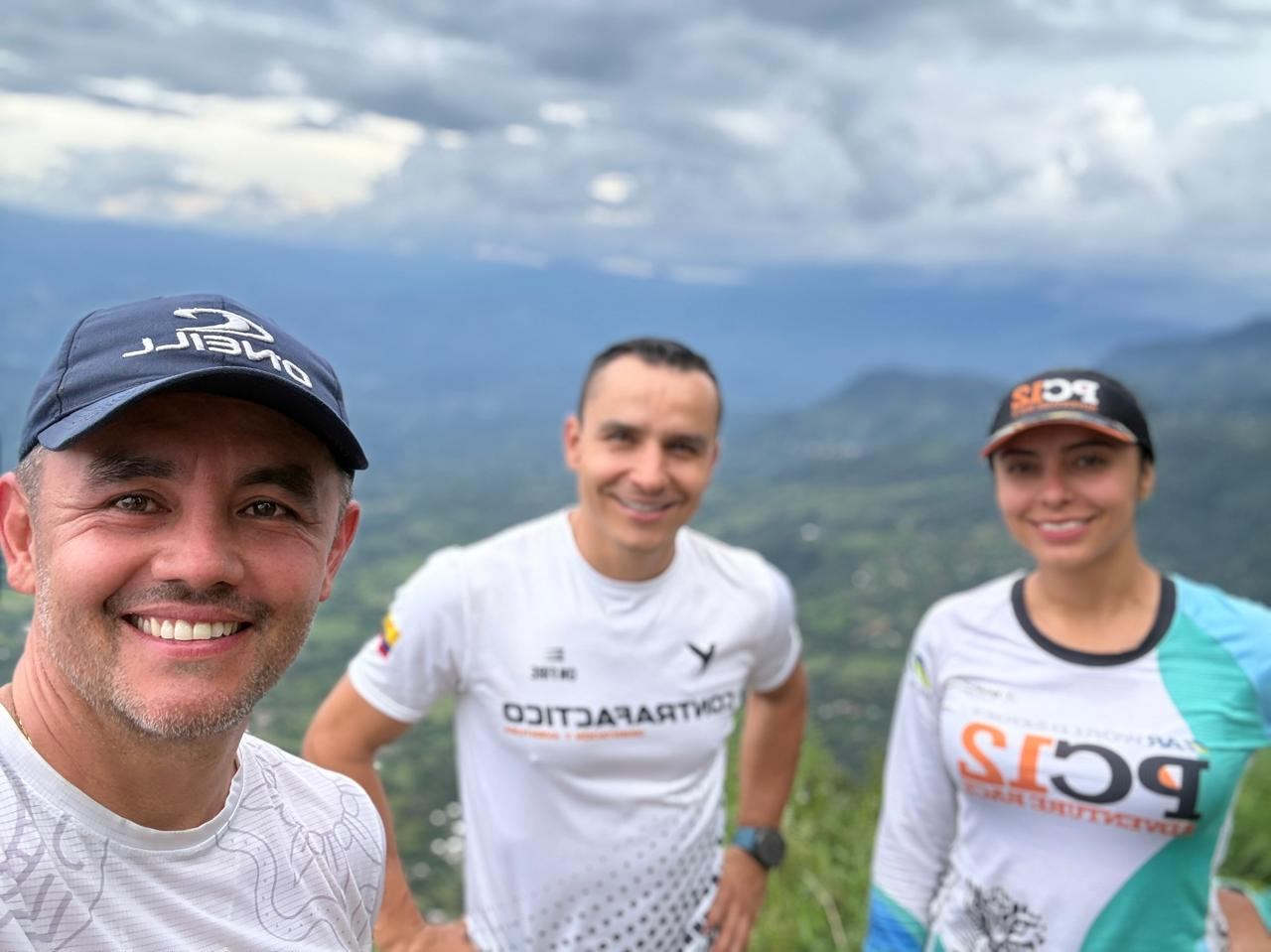 Deportistas de Contrafáctico en la montaña